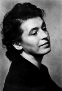 Eva Medková Slavíčková, žena Rudolfa Medka, portrét asi 1930
Fotografoval Josef Sudek