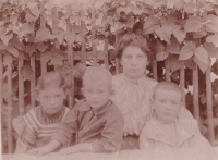 Míla Brynychová Slavíčková s dětmi Evou, Jiřím a Janem Slavíčkovými, asi 1905
Fotografoval malíř Antonín Slavíček