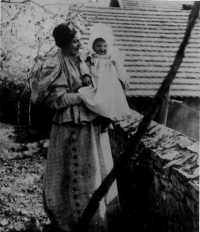 Míla Brynychová Slavíčková s prvorozenou dcerou Evou Slavíčkovou, provdanou Medkovou, 1896