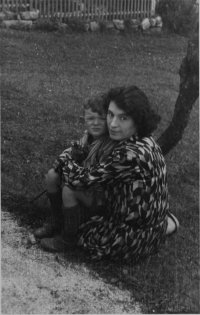Eva Medková, rozená Slavíčková, se synem Mikulášem, 1931