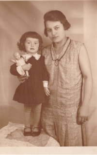 Emila s babičkou Emílií Tláskalovou, Praha 1930