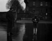 Jako desetiletá s otcem, fotoaparát byl dárek k narozeninám, na Kampě, Praha 1962
Autorka fotografie Emila Medková