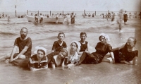 Stark family by the sea, year 1915