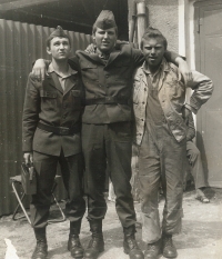 Vladimír Vyskočil (vpravo) na vojně v Klatovech, 1982