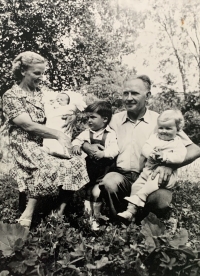 Pečena grandparents with grandchildren