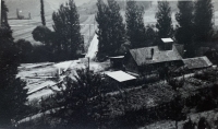 Pečeňov mlyn, v pozadí cesta do Frivaldu a most, na ktorom stáli ľudia, keď ich Nemci vyhnali z osady