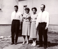 The contemporary witness's uncle Oldřich Čunek on the left, on the right his father Josef and from the left his aunt Marie, née Binarová, his mother Anna, née Zámečníková, 1960