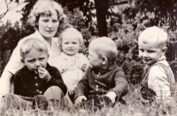 Pamětníkova teta Lída, sestra otce, provdaná Pišlová, se svými dětmi. Zleva: Ladislav, Lidka, Tomáš, vpravo pamětník, zahrada na Letné (Třída Úderníků 1337), rok 1958