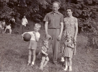 Rodina Čunkova, uprostřed nejmladší Jiří, vpravo sestra Jana, vlevo pamětník, 1961