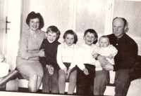 Rodiče s dětmi, nejmladší bratr Václav, listopad 1965