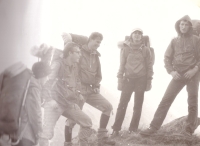 Výlet, bratr Jiří, vedle něho sestra Jana, dále kamarádi Milan Trávníček, Josef Němeček a sestra Milana, Jizerské hory, 1963