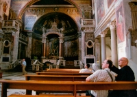 Na jezuitské praxi v Římě, s místním knězem v kostele sv. Praxedy, 1995