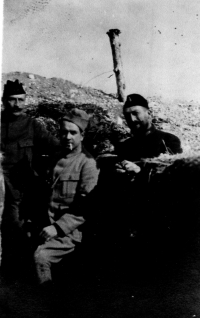 Prastrýc Václav Dostál (uprostřed) s malířem Františkem Kupkou (vpravo) v zákopech, 1915