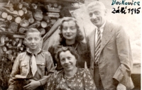 Family Grünwald, 1945
