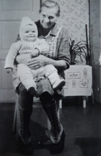 Ladislava Malíková jako malé děvče s babičkou