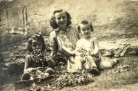 Milada Mayerová se svou dcerou (vlevo) a sestrou Jiřinou, 1948