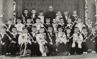 1. svaté přijímání, Fr. Sedláček stojí vedle pana faráře vpravo, Veselí nad Moravou, 29. května 1960