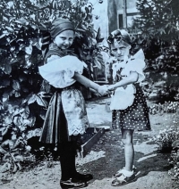 Hana Mařanová (vpravo) se svou sestrou Adou v roce 1936