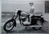 Jako malá dívka na motorce Jawa