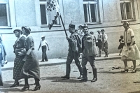 Sokolská slavnost v Libáni, vedle vlajkonoše jde otec Hany Mařanové - Adolf Arnold, rok 1935