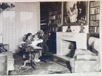 Eva s rodičmi a mladším bratom v obývačke rodinnej vily
