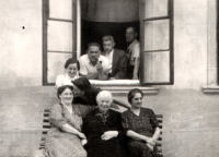 Bench from left: Malvína (died in Rejowiec), Terezie (died in Treblinka), Žofie (died in Warsaw), by the window: Margareta Bardachová, with a pipe Armin Grünwald (died in Izbice), grandfather Leo and Mořic (died in Warsaw)