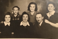 Rodina Friedmannová: Matka s rodičmi a súrodencami, r. 1938