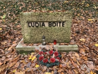 pamätník obetiam v Dušovej doline na Brezine v Trenčíne na mieste, kde nacisti zavraždili a do masových hrobov zahrabali 69 obetí
