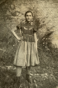 Mária Zaťková ako mladé dievča, fotené počas II. svetovej vojny