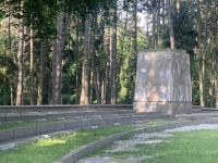 hroby na Brezine v Trenčíne, kde je pochovaných 56 zo 69 obetí umučených. Ostatné obete príbuzní pochovali v rodných obciach