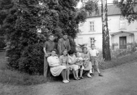Jaroslav Kopáček (vpravo) s otcem (uprostřed nahoře), příbuznými a sousedy, Hrušov, kolem roku 1939