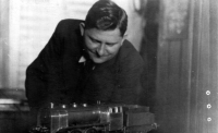 Otec Jaroslava Kopáčka s modelem železnice, kterou vyrobil synovi, kolem roku 1940