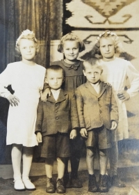 Ladislav Gardavský (right) with his siblings