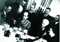 Visitors to the castle in Úlice - from the left, seated actor Vlasta Burian, next to him Jan Masaryk. Behind them standing on the left a family friend Mr. Klásek (bending towards J. Masaryk), on the far left Bedřich Macenauer, next to him Eduard Outrata, then Ota Macenauer. The rest are family friends, including E. Outrata's predecessor as General Director of Zbrojovka Brno, St. Michal