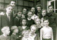 Family of Frida Čepková's children, Vlasta Lavalová in the middle in a dark dress with a collar
