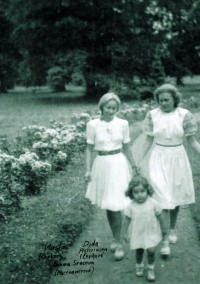 Vlasta (vlevo) se sestrou Didou (spisovatelkou, provdanou Pistoriusovou) v parku jednoho ze zámků. Holčička je Vlastina sestřenice Emma Macenauerová, později Srncová, známá česká výtvarnice 