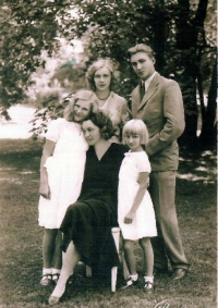 Frida Čepková se svými dětmi - Emmou, Didou, Vlastou a Pavlem (Vlasta je nejmladší z dětí)