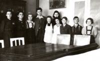 From the right: Herta Gütman, Fritz Faltíček, Karel Müller, Olga Samstag, two girls - it is unknown, the greatest Hanuš Grünwald, Gertruda Grünwald (mother), Kitty Schwartz and Lizzy Schwartz, except Gertrude and Lizzy all perished