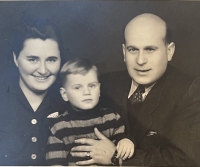 Malý Peter s rodičmi