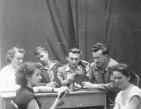 Bohumil Nádhera (v horní řadě druhý zprava) se studenty na Pedagogické fakultě Univerzity Karlovy v roce 1952 