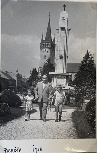 Peter Schönberg with his sister and father, Prešov