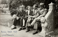 Otec (prvý sprava) s priateľmi, Prešov 1937