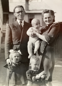 Rodina Figuschovcov koncom 40. rokov