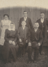 The Vopařil family from Makov