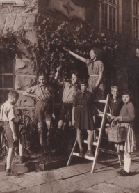 Uprostřed bratři Milan a Gerhart Barchanský a další děti z dětského domova, s kterými Julie vyrůstala 