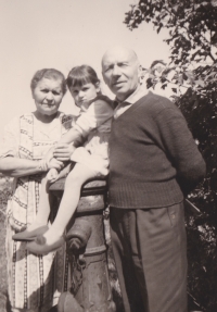 The first visit of the foster mother Gertruda Kutz after fourteen years in 1964. Gertruda, Julie's daughter Jana and Mr. Rybka are in the photo