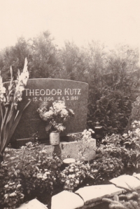 Theodor Kutz's grave, he did not live to see the visit of his lost daughter called Lia