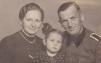 Lia (Julie Klačková) with her foster parents Gertruda and Theodor Kutz