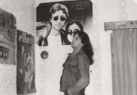 Ladislav Harant u plakátu s Johnem Lennonem roku 1988