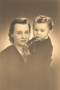 Maminka s prvorozeným Vašíčkem, 1940, zemřel jako dvouletý na zápal mozkových blan